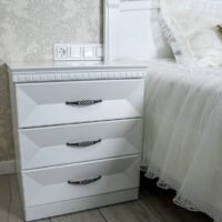 Pagal individualų užsakymą. Miegamojo komplekto Milanas naktinė spintelė baltos spalvos originalaus dizaino perlų atspalvio A57xP50xG50