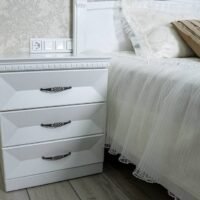 Pagal individualų užsakymą. Miegamojo komplekto Milanas naktinė spintelė baltos spalvos originalaus dizaino perlų atspalvio A57xP50xG50