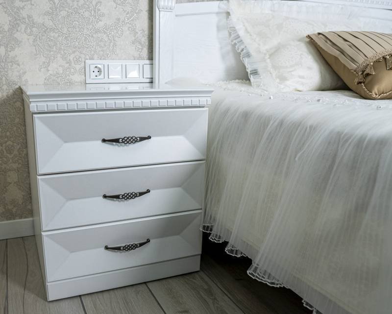 Pagal individualų užsakymą. Miegamojo komplekto Milanas naktinė spintelė baltos spalvos originalaus dizaino perlų atspalvio A57xP50xG50