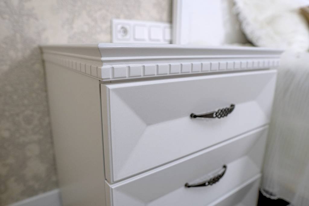 Pagal individualų užsakymą. Miegamojo komplekto Milanas naktinė spintelė baltos spalvos originalaus dizaino perlų atspalvio A57xP50xG50