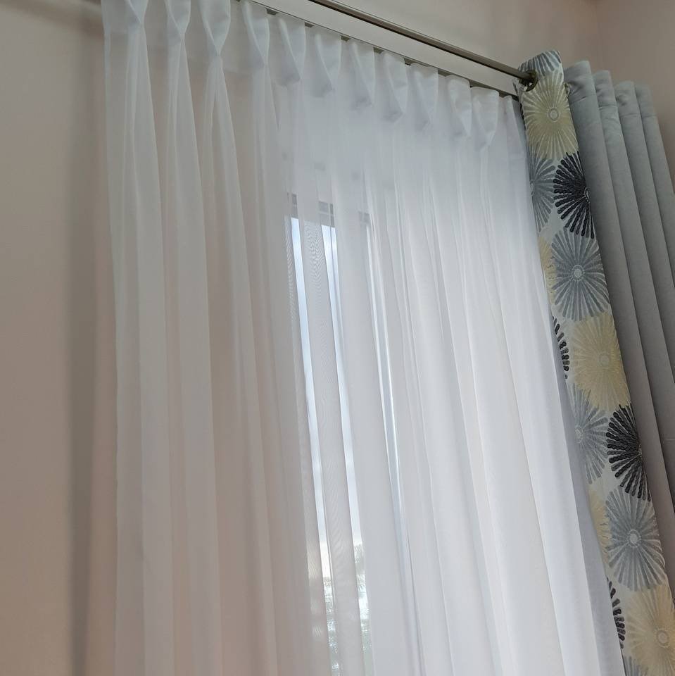 Pagal individualų užsakymą. Prabangi išskirtinio dizaino dienine užuolaida su plisuoto tiulio audinio dekoru