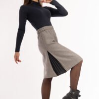 Pieštuko formos languotas juodai baltos spalvos su klostuotu juodu intarpu sijonas Arina.JPEG-13