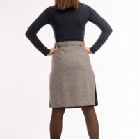 Pieštuko formos languotas juodai baltos spalvos su klostuotu juodu intarpu sijonas Arina-14