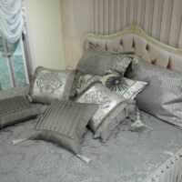 Pagal individualų užsakymą. Prabangi Lovatiesė Luiza pilkos spalvos dekoruota klostėmis ir prabangiu kutu dekoru  260×260