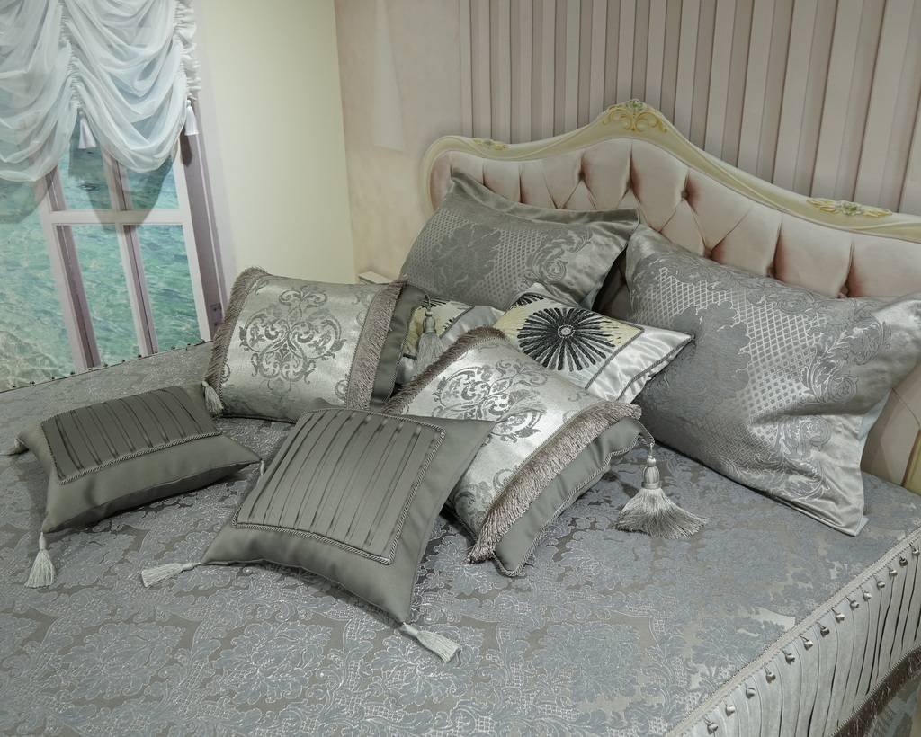 Pagal individualų užsakymą. Prabangi Lovatiesė Luiza pilkos spalvos dekoruota klostėmis ir prabangiu kutu dekoru  260×260