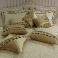 Pagal individualų užsakymą. Prabangi Lovatiesė Amelija smėlio spalvos dekoruota prabangiu kutu dekoru ir plačiomis klostėmis 260×260