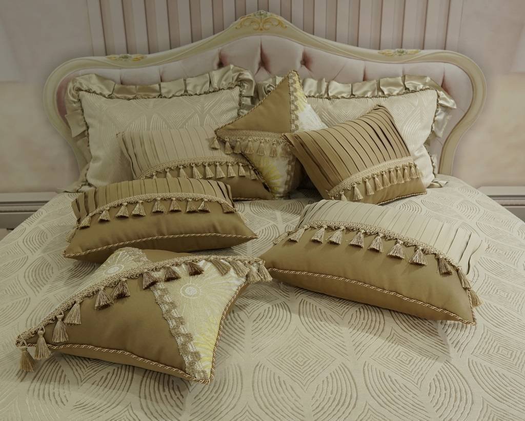 Pagal individualų užsakymą. Prabangi Lovatiesė Amelija smėlio spalvos dekoruota prabangiu kutu dekoru ir plačiomis klostėmis 260×260