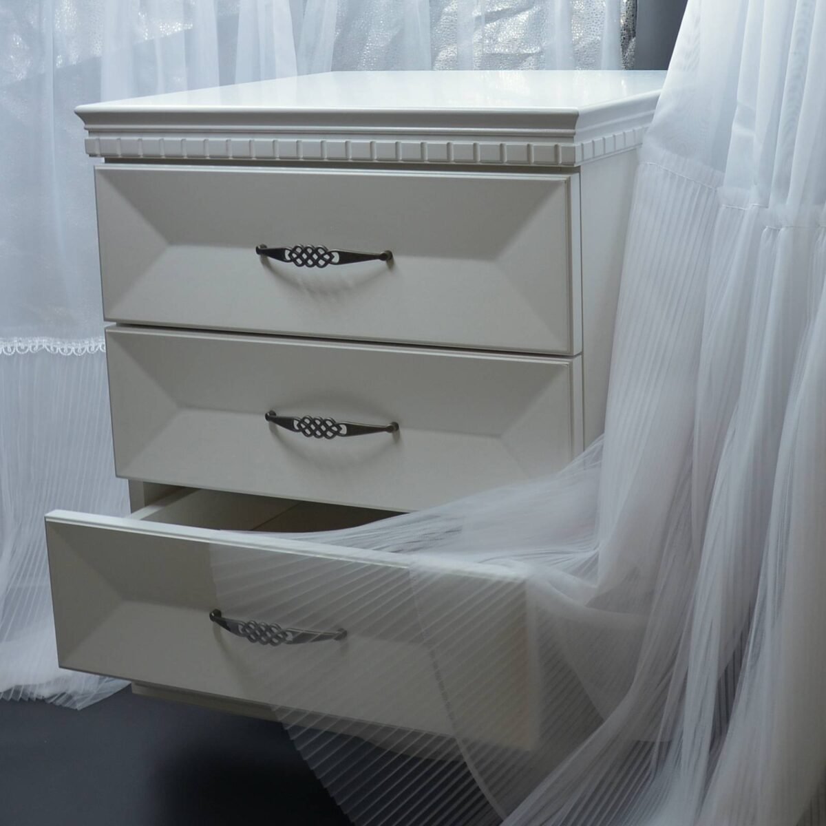 Pagal individualų užsakymą. Miegamojo komplekto Milanas naktinė spintelė baltos spalvos originalaus dizaino perlų atspalvio A57xP50xG50