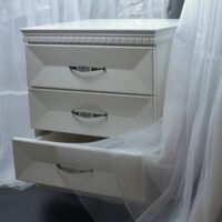 Pagal individualų užsakymą. Miegamojo komplekto Milanas naktinė spintelė baltos spalvos originalaus dizaino perlų atspalvio A57xP50xG50