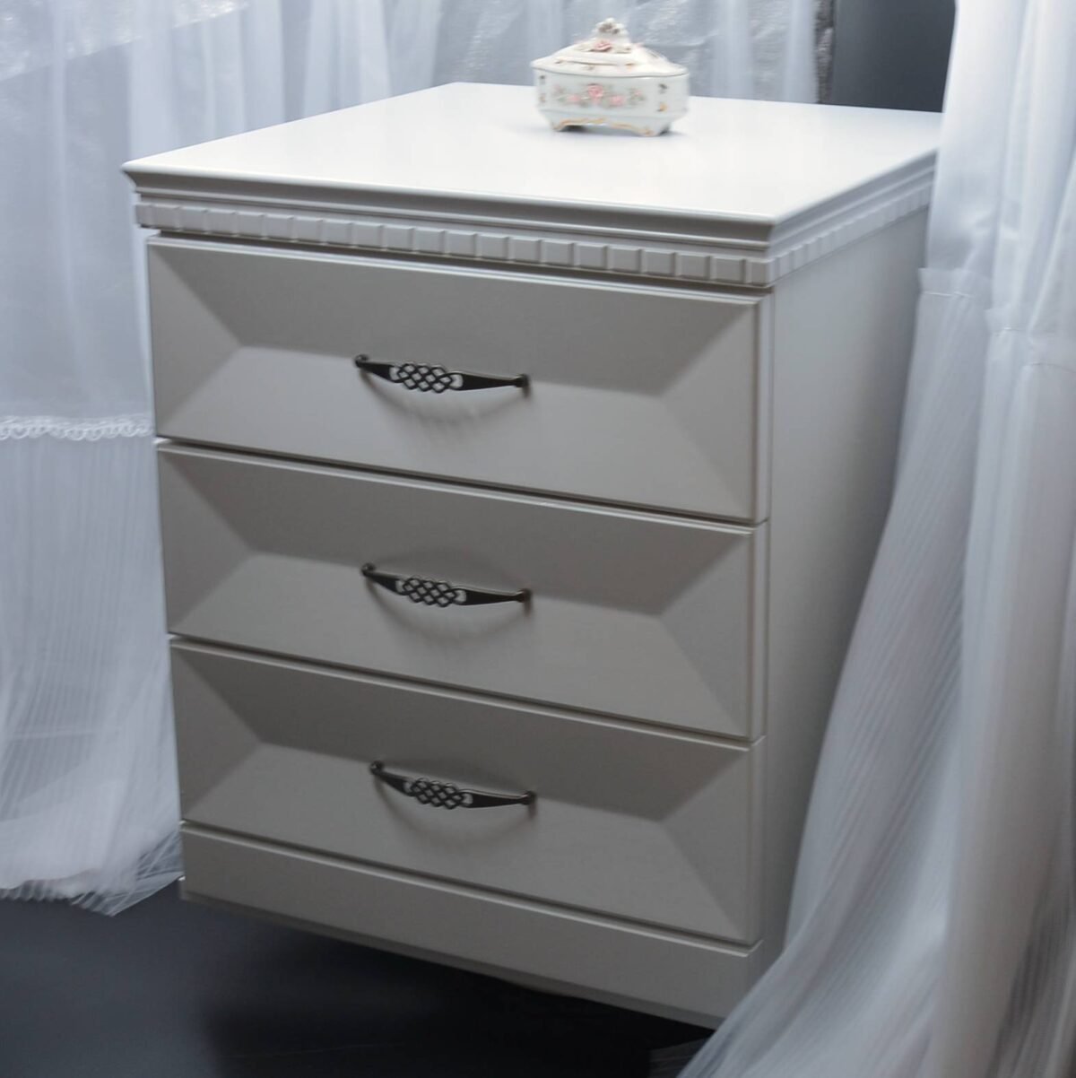 Pagal individualų užsakymą. Miegamojo komplekto Milanas naktinė spintelė baltos spalvos originalaus dizaino perlų atspalvio A57xP50xG50