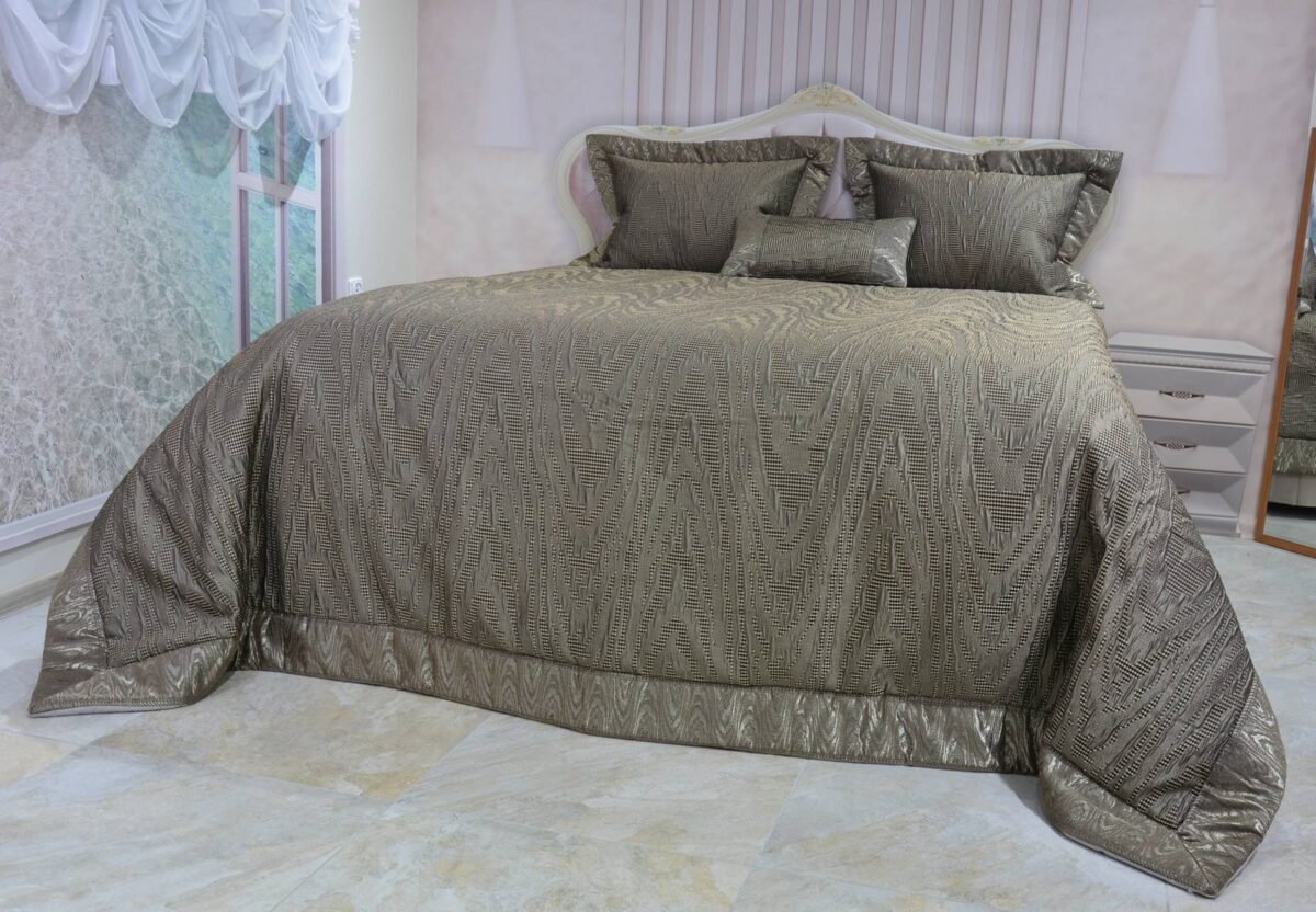 Prabangi lovatiesė Karmen originalaus dizaino tamsaus aukso spalvos 260×270