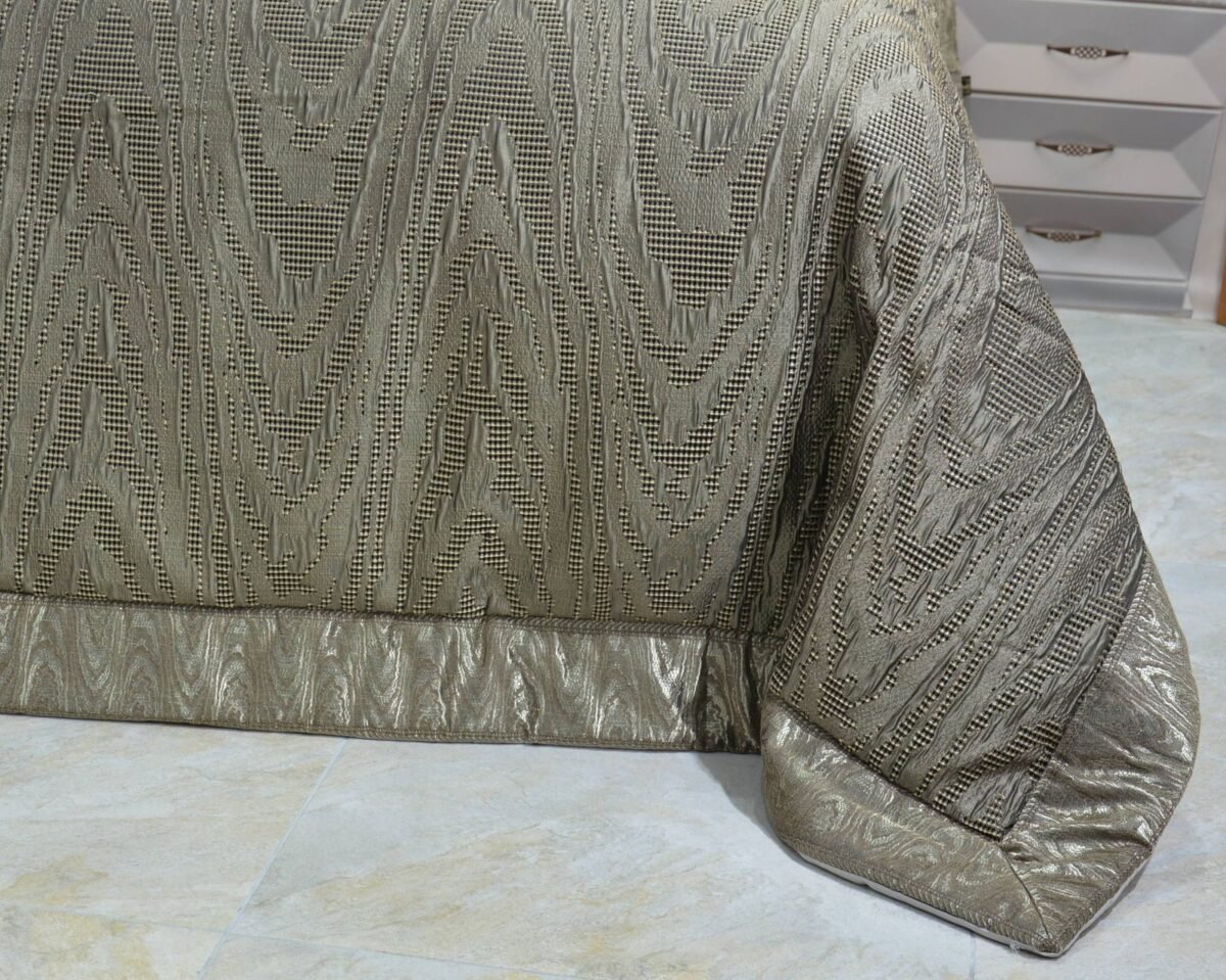 Prabangi lovatiesė Karmen originalaus dizaino tamsaus aukso spalvos 260×270