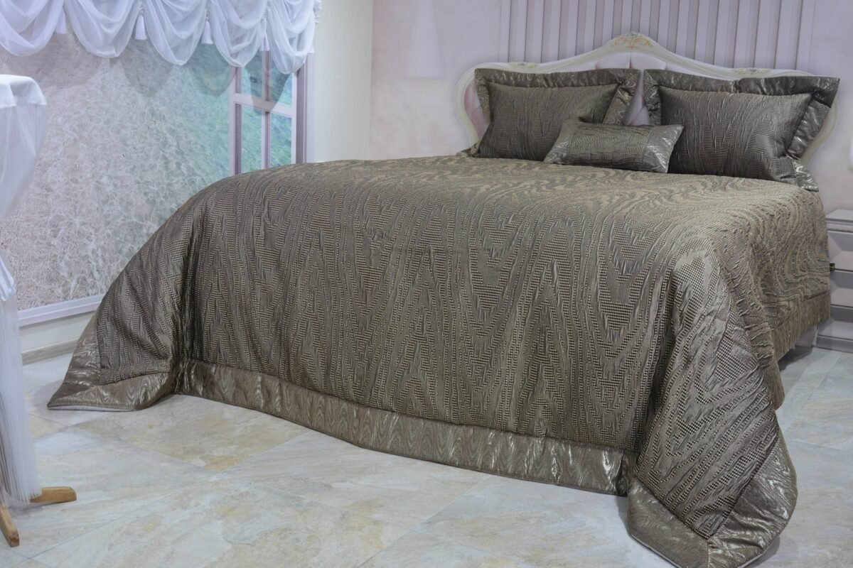 Prabangi lovatiesė Karmen originalaus dizaino tamsaus aukso spalvos 260×270