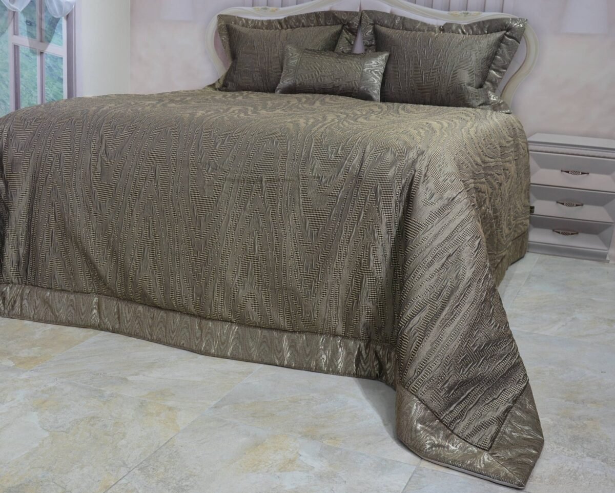 Prabangi lovatiesė Karmen originalaus dizaino tamsaus aukso spalvos 260×270