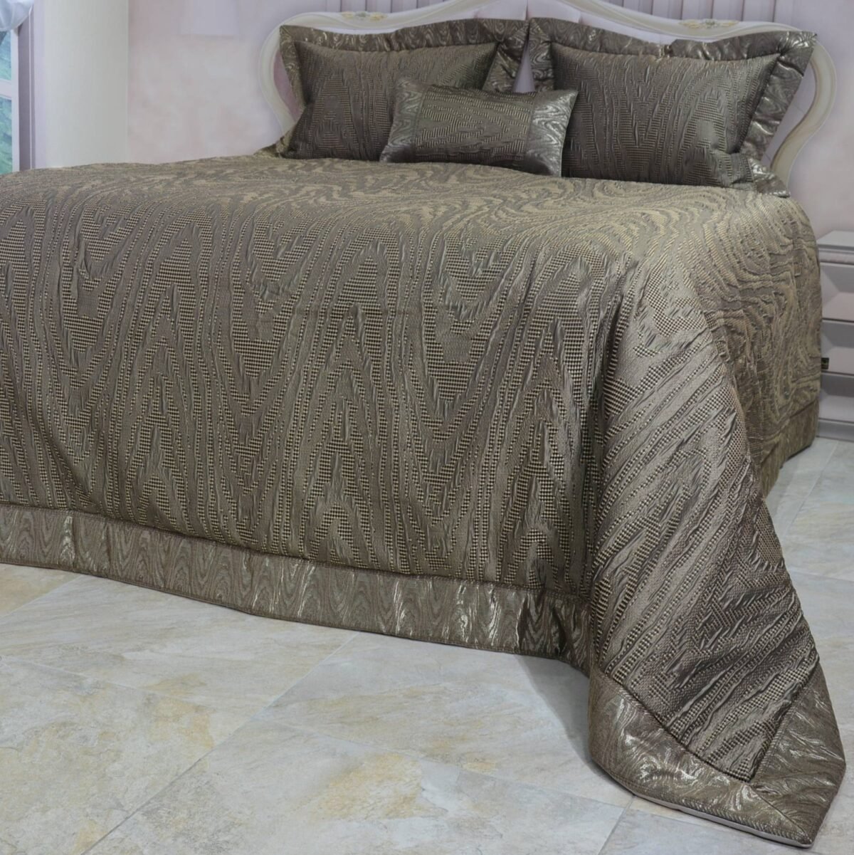 Prabangi lovatiesė Karmen originalaus dizaino tamsaus aukso spalvos 260×270