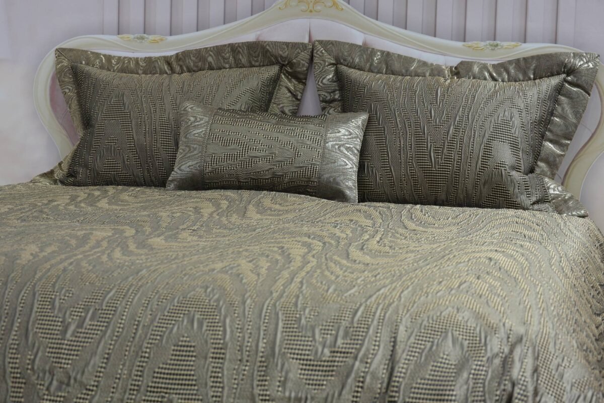 Prabangi lovatiesė Karmen originalaus dizaino tamsaus aukso spalvos 260×270