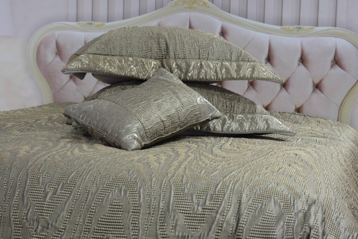 Prabangi lovatiesė Karmen originalaus dizaino tamsaus aukso spalvos 260×270