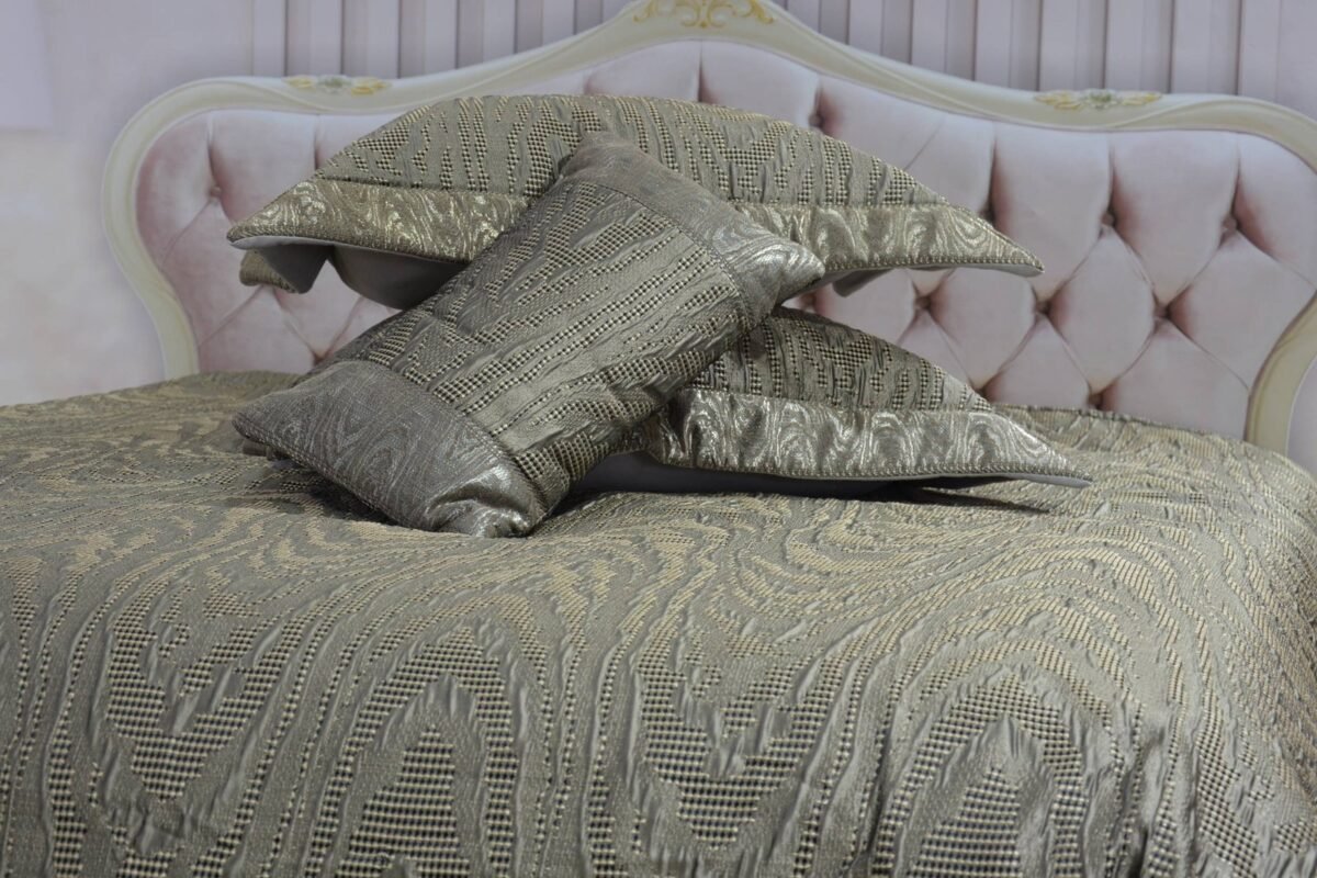 Prabangi lovatiesė Karmen originalaus dizaino tamsaus aukso spalvos 260×270