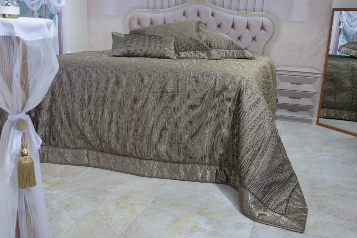 Prabangi lovatiesė Karmen originalaus dizaino tamsaus aukso spalvos 260×270