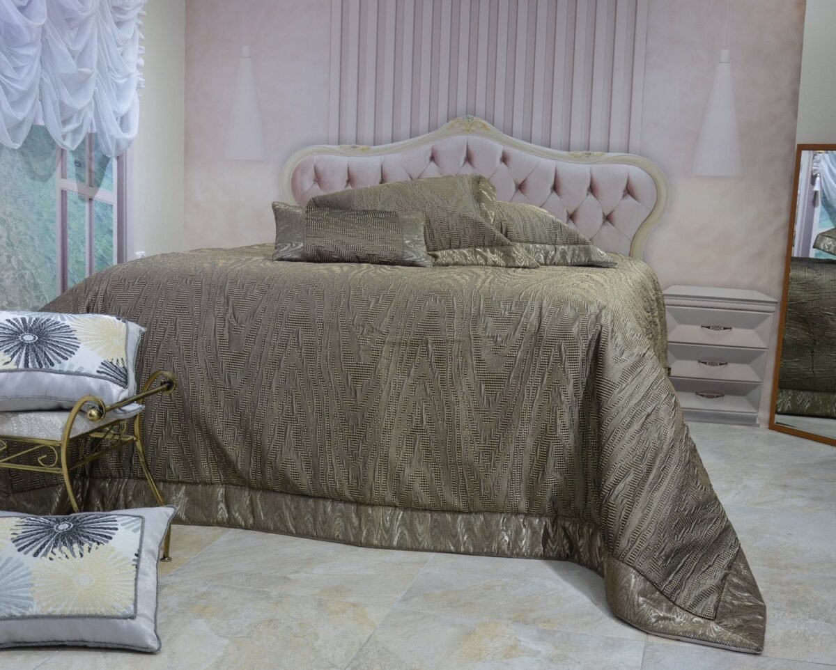 Prabangi lovatiesė Karmen originalaus dizaino tamsaus aukso spalvos 260×270