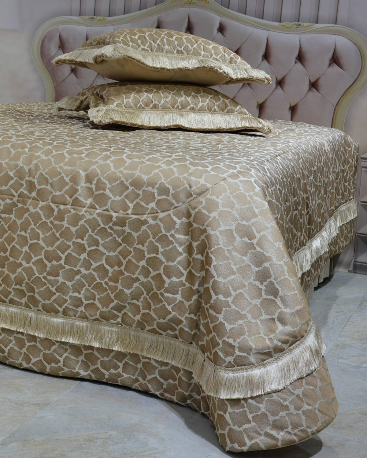 Prabangi lovatiesė Rikota originalaus dizaino camel spalvos 260×260