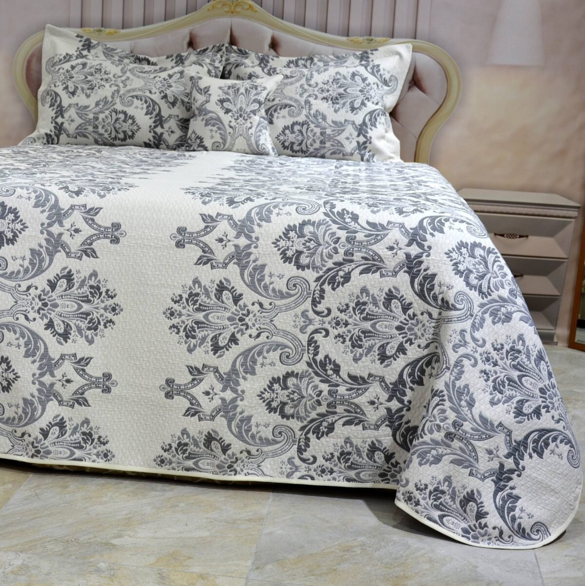 Lovatiesė Dina dvipuse baltai pilkos spalvos originalaus dizaino 250×250