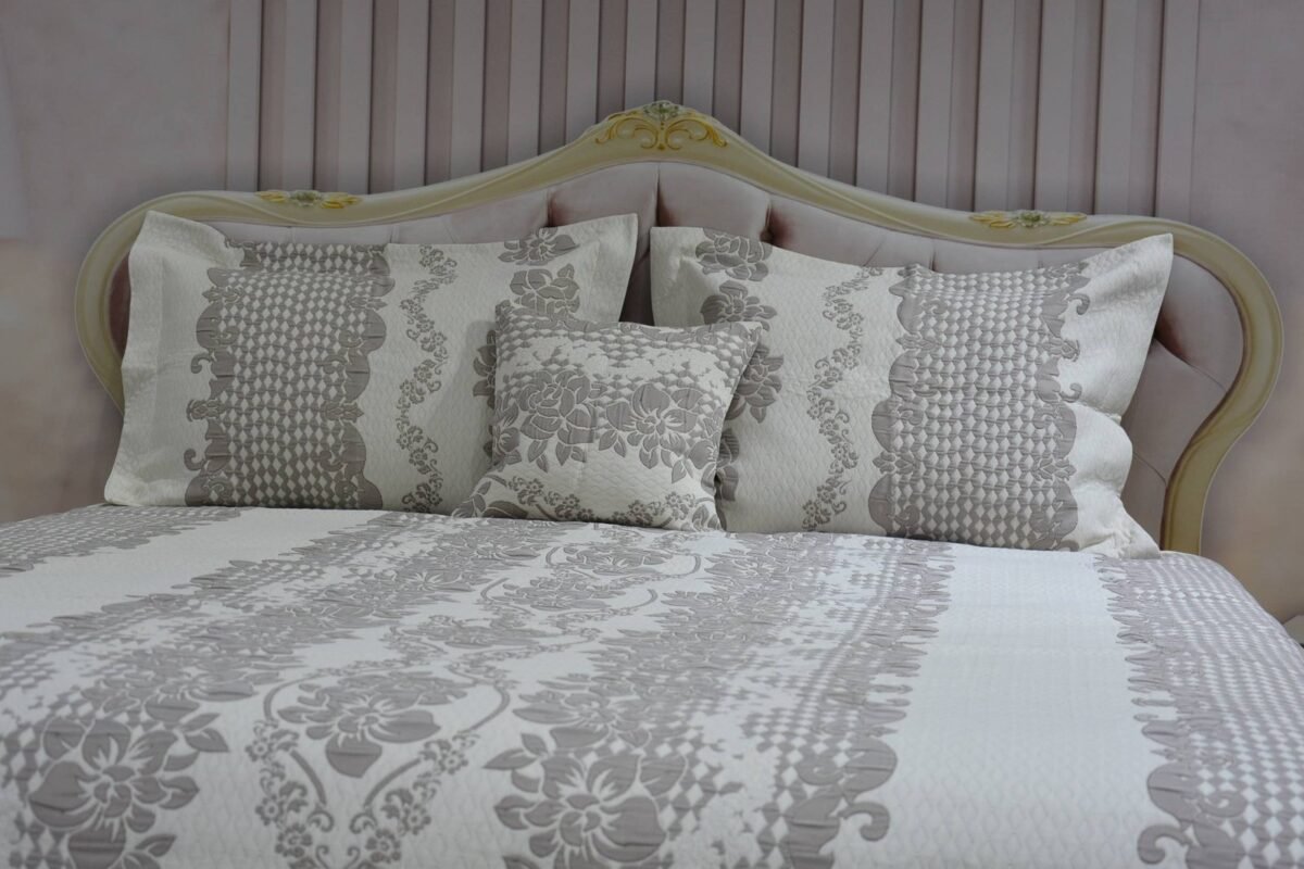 Lovatiesė Dina2 dvipuse baltai rusvos spalvos originalaus dizaino 250×250