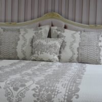 Lovatiesė Dina2 dvipuse baltai rusvos spalvos originalaus dizaino 250×250