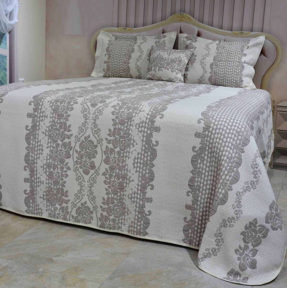 Lovatiesė Dina2 dvipuse baltai rusvos spalvos originalaus dizaino 250×250