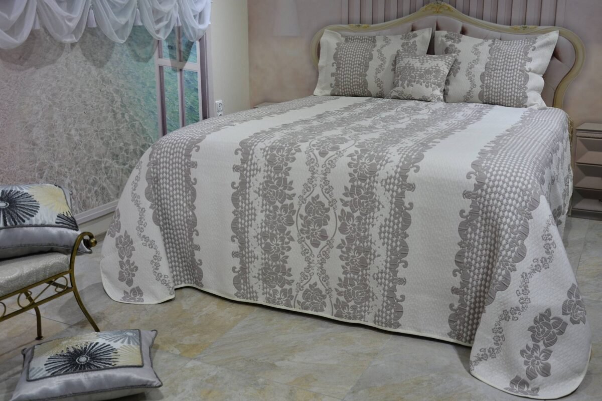 Lovatiesė Dina2 dvipuse baltai rusvos spalvos originalaus dizaino 250×250