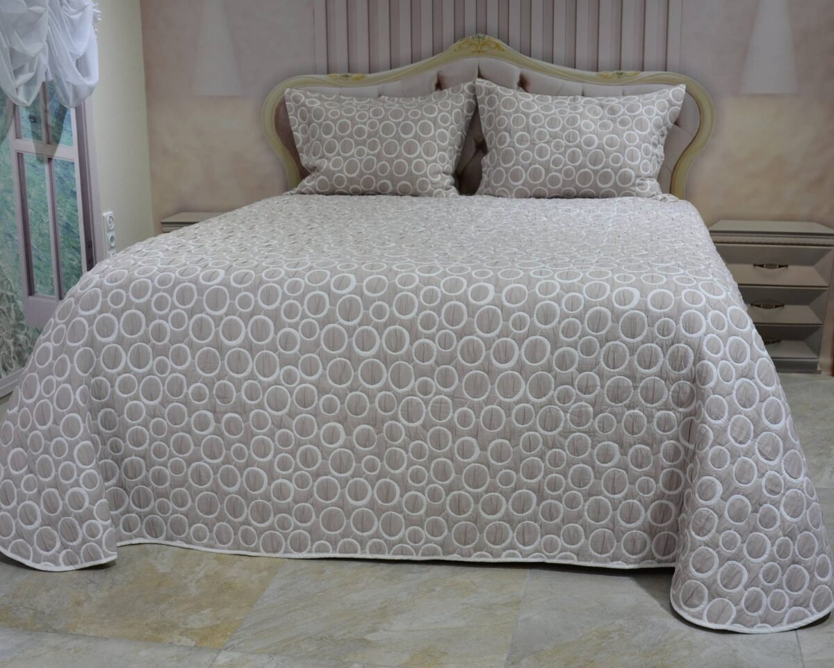 Lovatiesė Dina3 dvipuse baltai rusvos spalvos originalaus dizaino 250×250