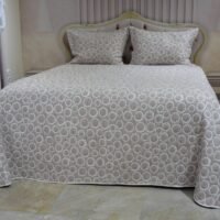 Lovatiesė Dina3 dvipuse baltai rusvos spalvos originalaus dizaino 250×250