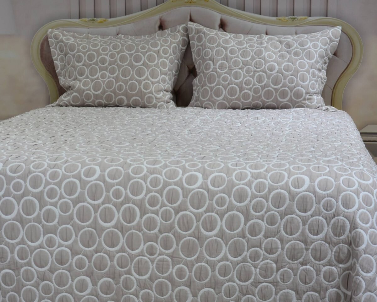 Lovatiesė Dina3 dvipuse baltai rusvos spalvos originalaus dizaino 250×250