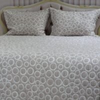 Lovatiesė Dina3 dvipuse baltai rusvos spalvos originalaus dizaino 250×250