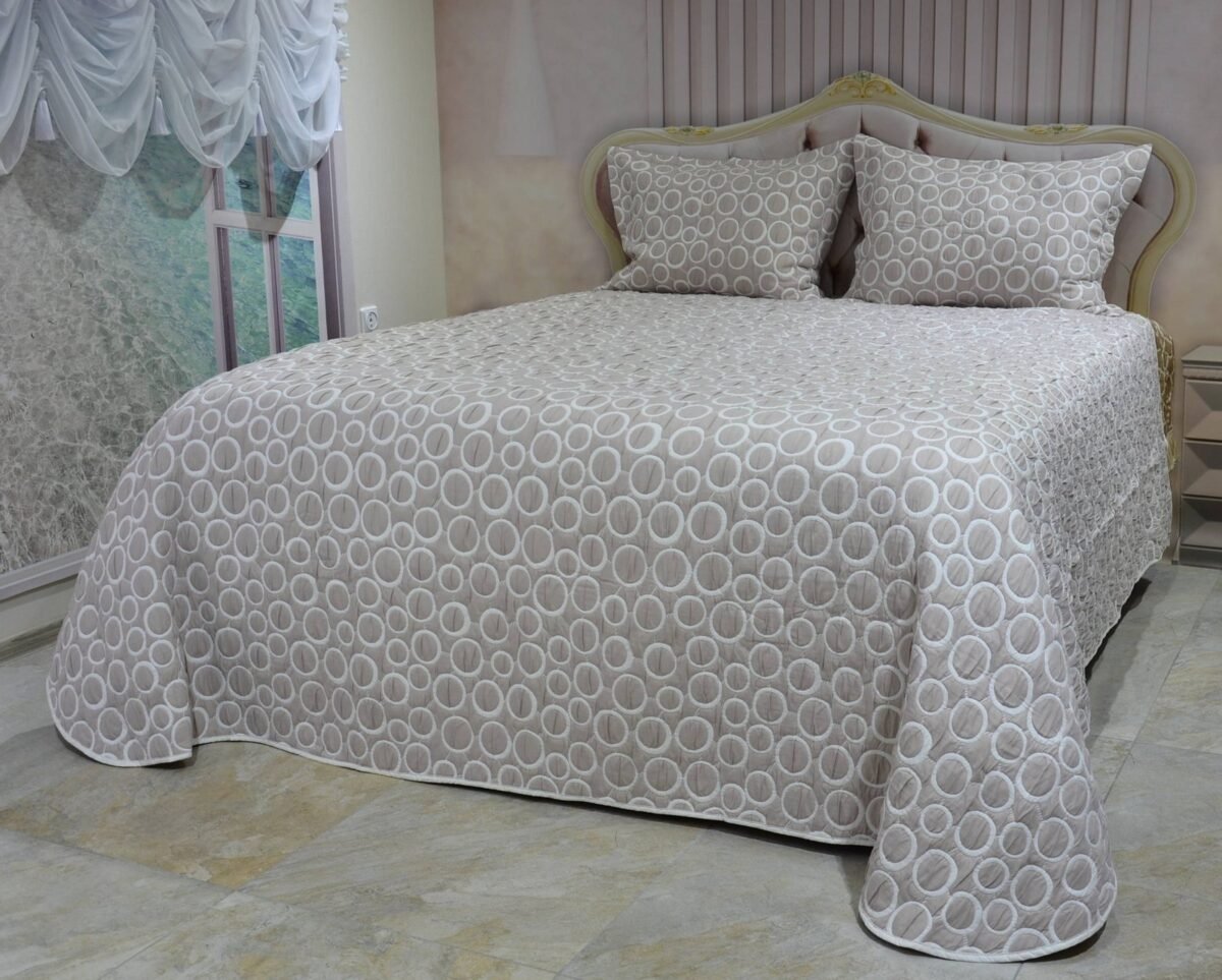 Lovatiesė Dina3 dvipuse baltai rusvos spalvos originalaus dizaino 250×250