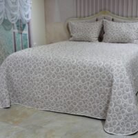 Lovatiesė Dina3 dvipuse baltai rusvos spalvos originalaus dizaino 250×250