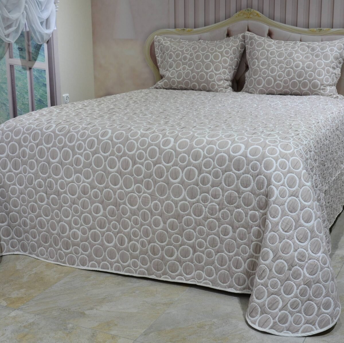 Lovatiesė Dina3 dvipuse baltai rusvos spalvos originalaus dizaino 250×250