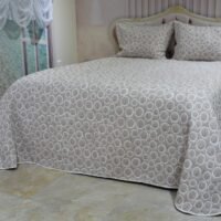 Lovatiesė Dina3 dvipuse baltai rusvos spalvos originalaus dizaino 250×250