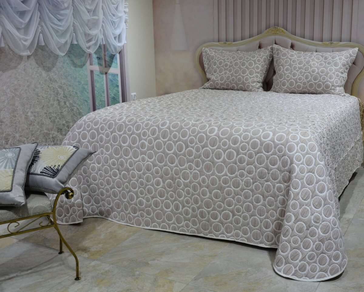 Lovatiesė Dina3 dvipuse baltai rusvos spalvos originalaus dizaino 250×250