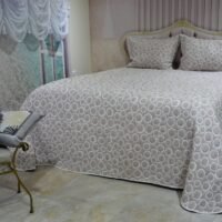 Lovatiesė Dina3 dvipuse baltai rusvos spalvos originalaus dizaino 250×250