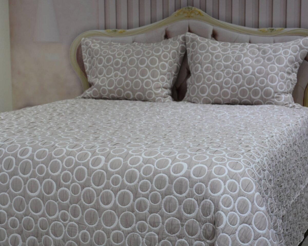 Lovatiesė Dina3 dvipuse baltai rusvos spalvos originalaus dizaino 250×250