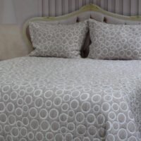 Lovatiesė Dina3 dvipuse baltai rusvos spalvos originalaus dizaino 250×250