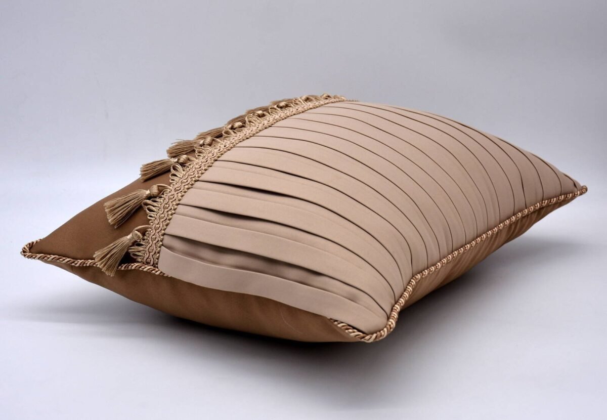 Pagalvės dekorui su klostuotais intarpais 1. Pagal individualų užsakymą.