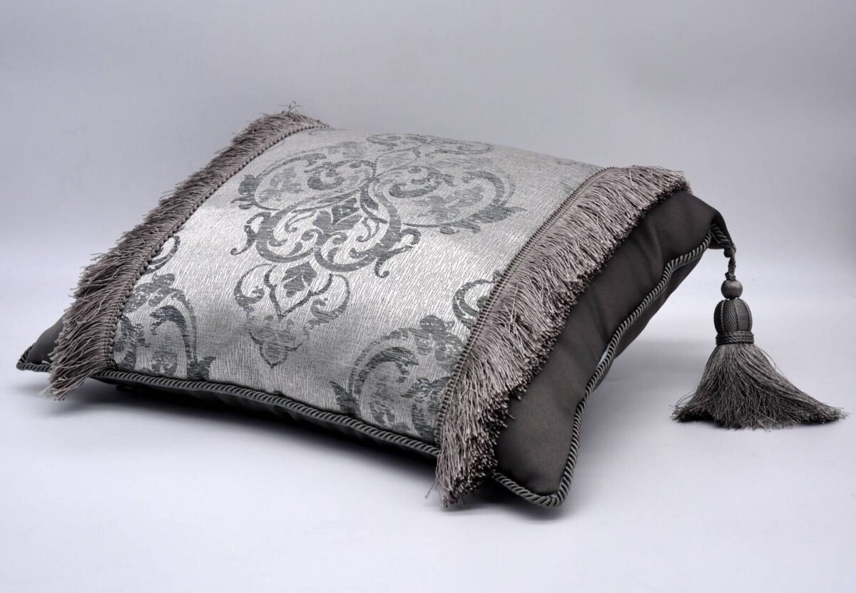 Pagalvės dekorui papuoštas kutais 3. Pagal individualų užsakymą.