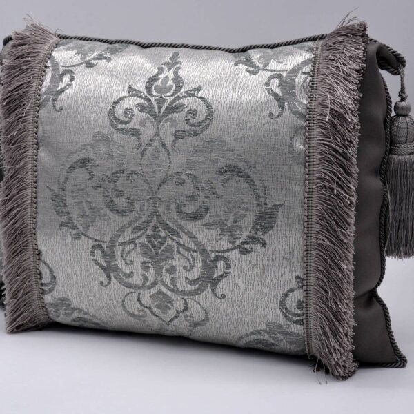 Pagalvės dekorui papuoštas kutais 3. Pagal individualų užsakymą.