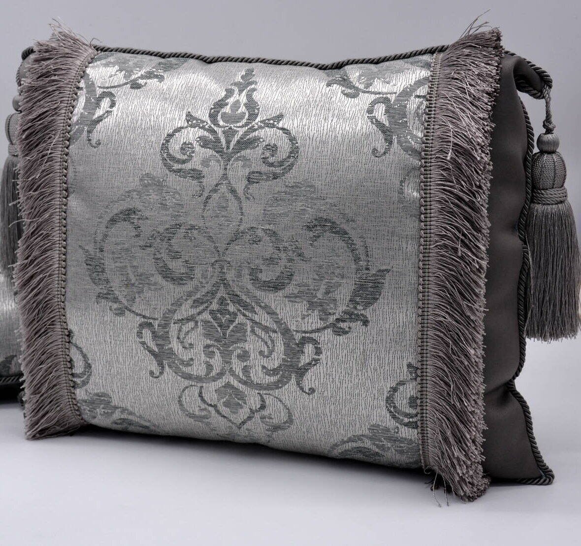 Pagalvės dekorui papuoštas kutais 3. Pagal individualų užsakymą.