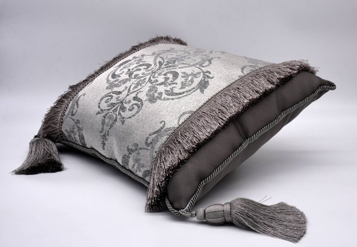 Pagalvės dekorui papuoštas kutais 3. Pagal individualų užsakymą.