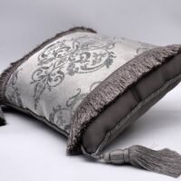 Pagalvės dekorui papuoštas kutais 3. Pagal individualų užsakymą.