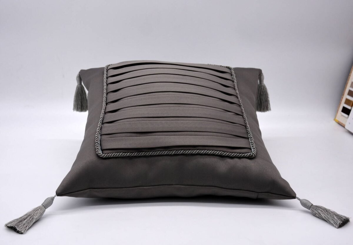 Pagalvės dekorui su klostuotais intarpais 4. Pagal individualų užsakymą.