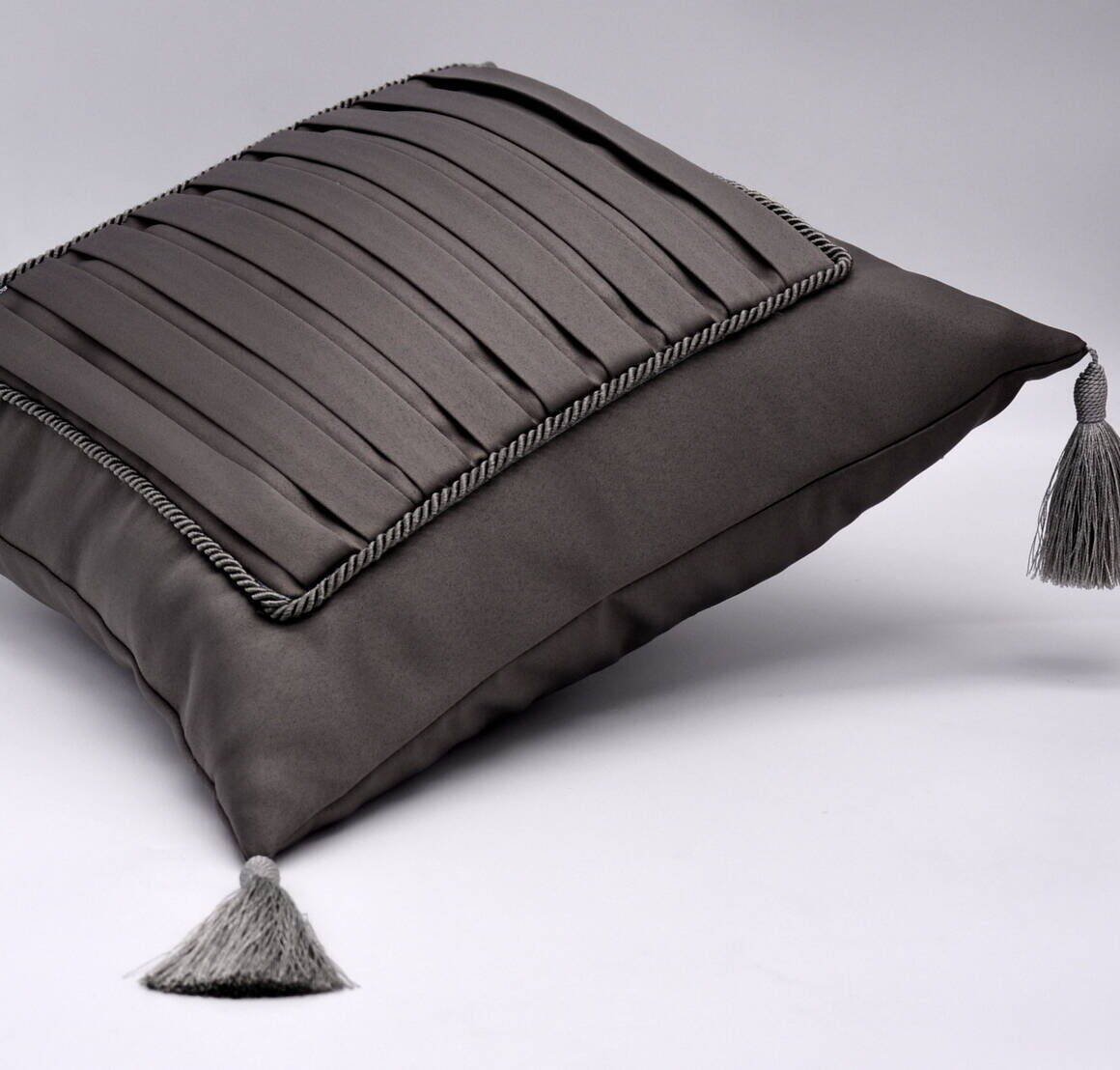 Pagalvės dekorui su klostuotais intarpais 4. Pagal individualų užsakymą.